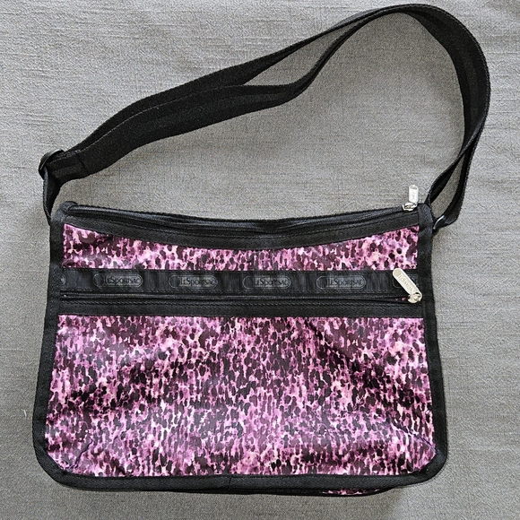 Lesportsac Delux Everyday Bag in "Violet Cheetah" purple expandable - Picture 2 of 11